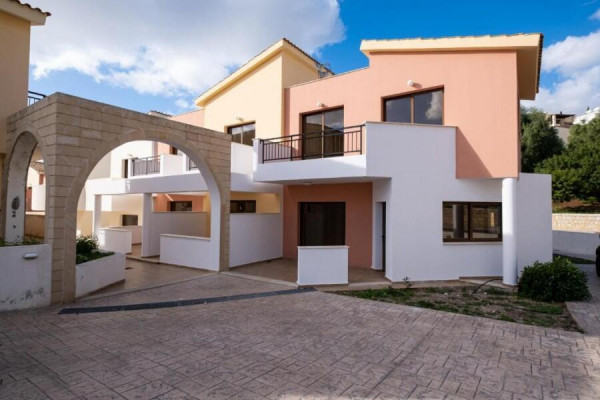 Pafos, Nieruchomość to dwupiętrowy apartamentowiec (nr 8) w Pegei