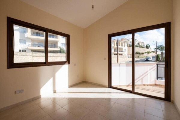 Pafos, Nieruchomość to dwupiętrowy apartamentowiec (nr 8) w Pegei