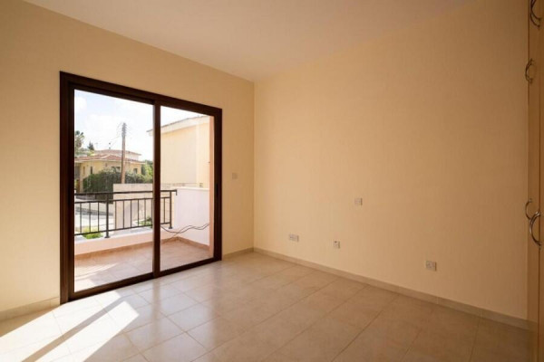 Pafos, Nieruchomość to dwupiętrowy apartamentowiec (nr 8) w Pegei