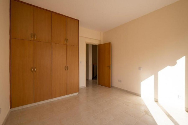 Pafos, Nieruchomość to dwupiętrowy apartamentowiec (nr 8) w Pegei