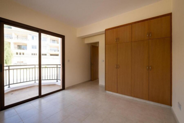 Pafos, Nieruchomość to dwupiętrowy apartamentowiec (nr 8) w Pegei