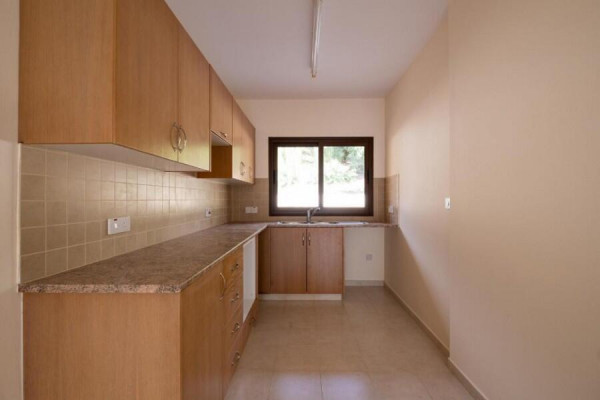 Pafos, Nieruchomość to dwupiętrowy apartamentowiec (nr 8) w Pegei